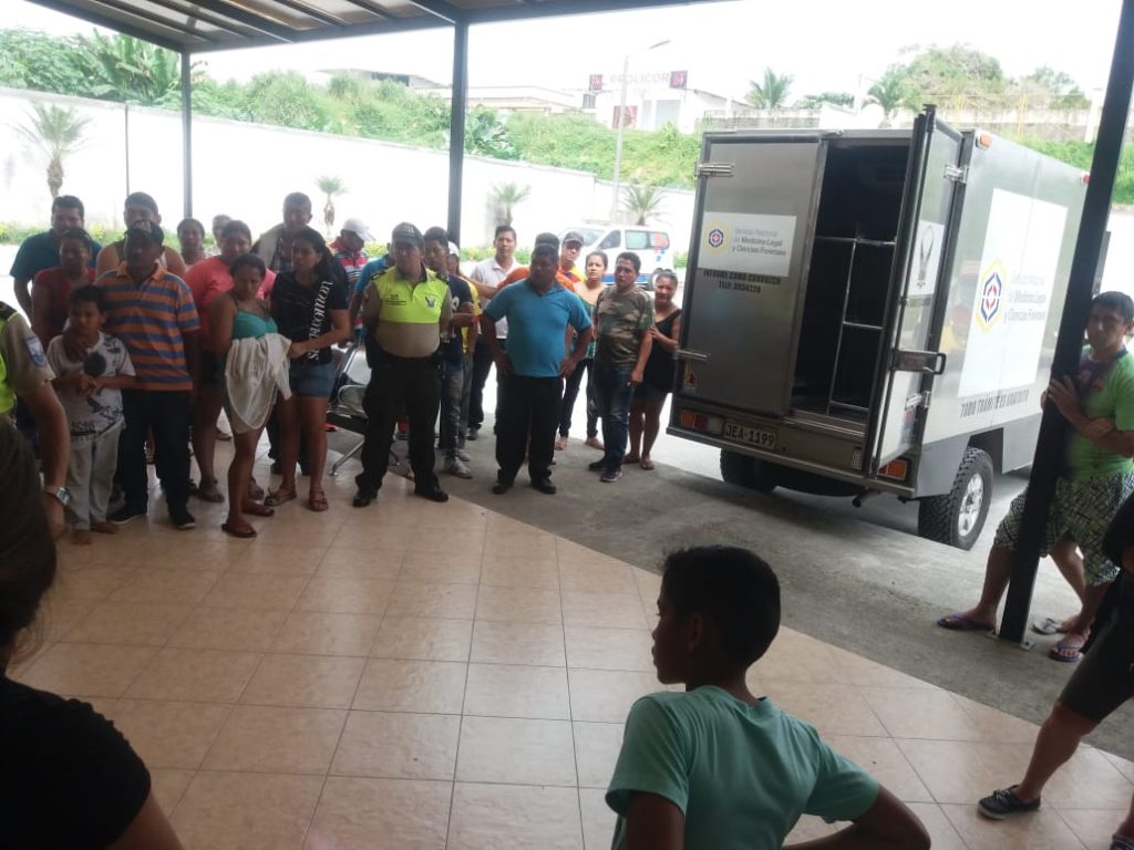FOTO. El cuerpo del fallecido cuando era llevado al Centro Forense de Santo Domingo de los Tsáchilas