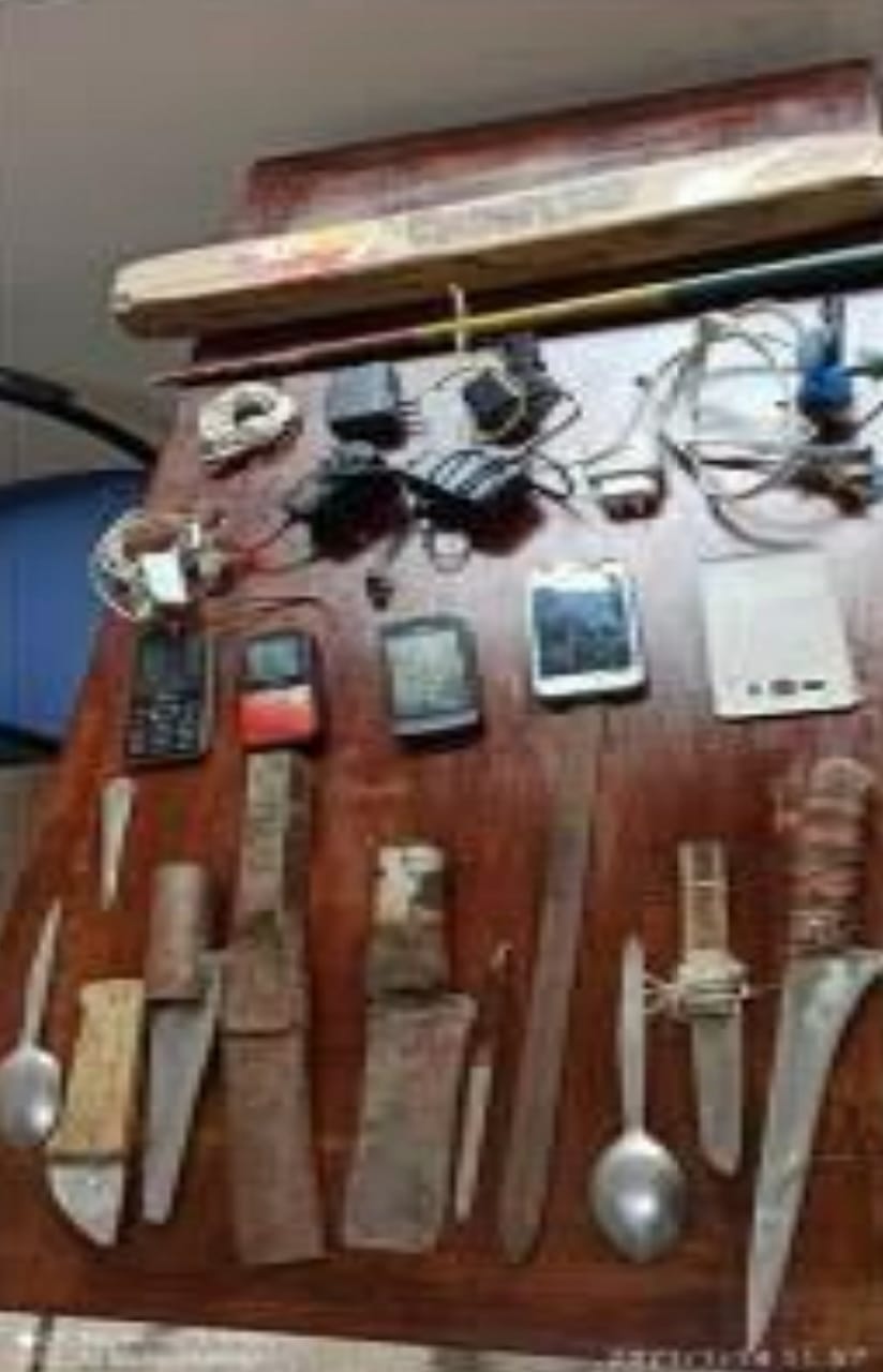 JIPIJAPA ▮ Privados de la libertad entregan cuchillos y celulares