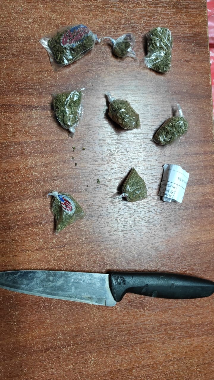 Drogas y arma blanca
