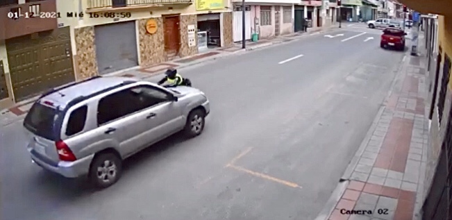 ❖ LOJA ▮ Un conductor llevó a un agente de tránsito en el capó de su vehículo varias cuadras