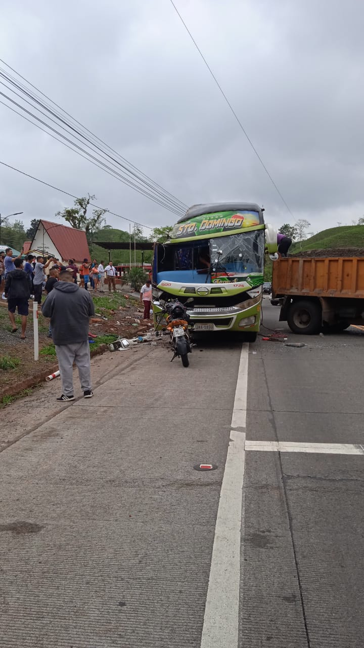 ManabÍ Tres Fallecidos Y 17 Heridos En Vuelco De Un Bus Infórmate