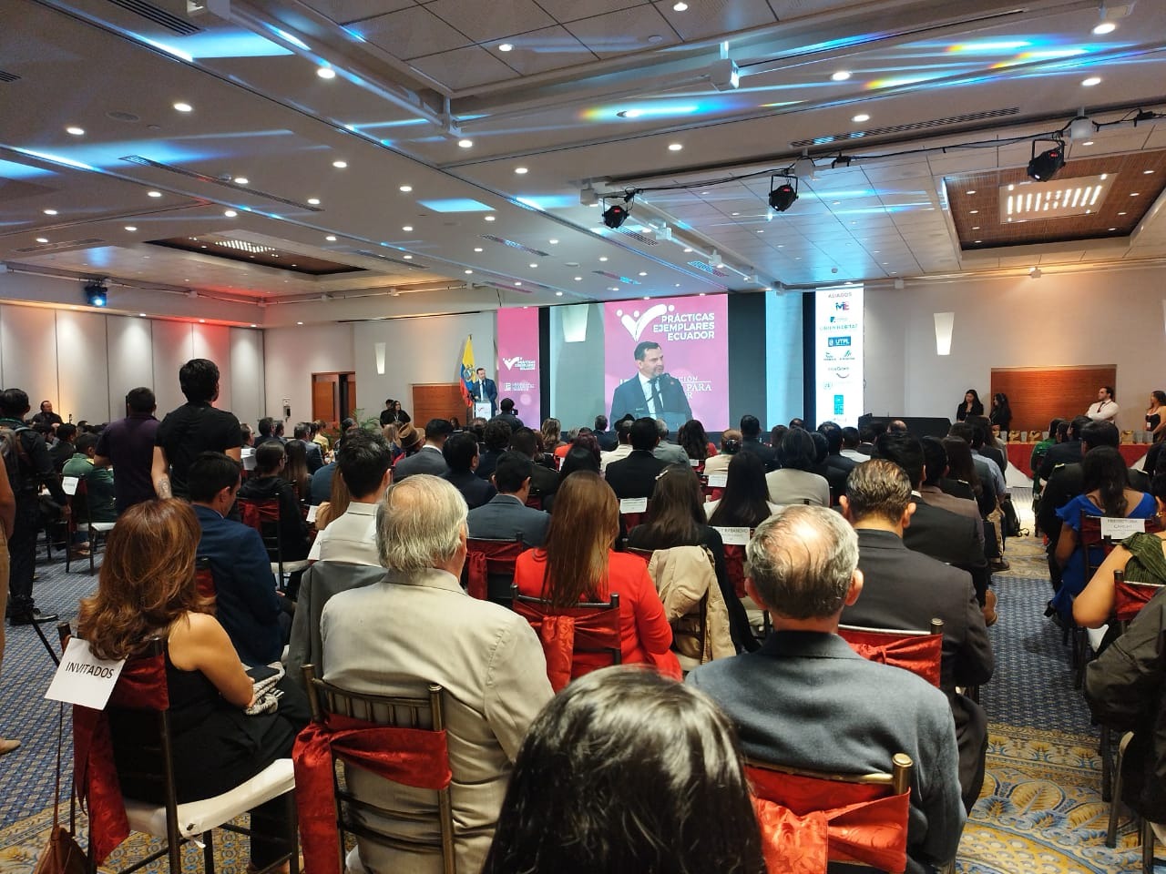 ECUADOR ARCSA es reconocida con un premio por su 