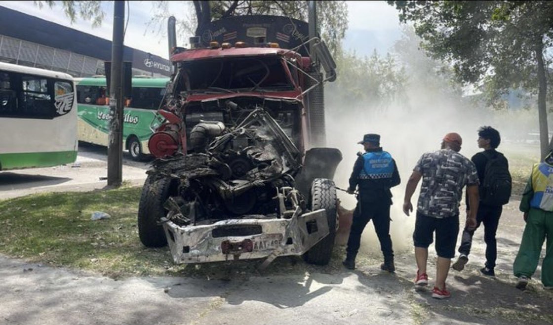 ECUADOR Un muerto y tres heridos deja accidente entre un tráiler, buses ...