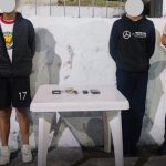 ❖ECUADOR▮Dos estudiantes d3ten1dos tras d1sp4rar @rm4 artesanal dentro de aula escolar