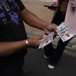 ❖ECUADOR▮Helicóptero militar lanza billetes falsos en Durán para promover plan de recompensas