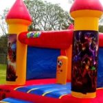❖SUDAFRICA▮Castillo inflable salió volando en festival escolar y dejó dos niños h3r1d0s