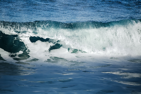 77941927-gran-ola-del-oceano-tormentoso-fondo-de-agua-azul.jpg