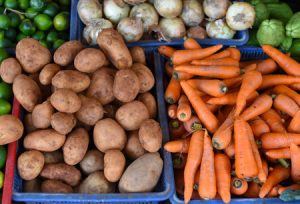 186292172-many-vegetables-in-the-vinh-hai-market-of-nha-trang-vietnam.jpg