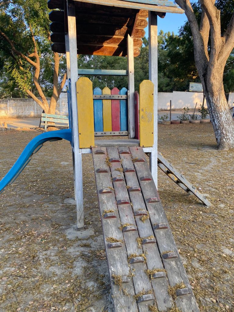 Los juegos infantiles lucen abandonados. 