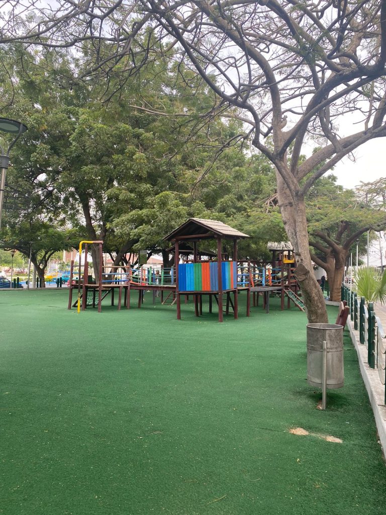 Imagen del parque infantil de Manta ubicado en el Malecón Jaime Chávez Gutiérrez. 