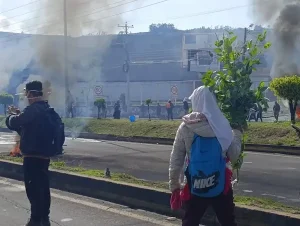OTAVALO-Otavalo-esta-sitiada-por-policias-y-militares-este-14-de-octubre.-Hay-represion-de-f-2-1.webp
