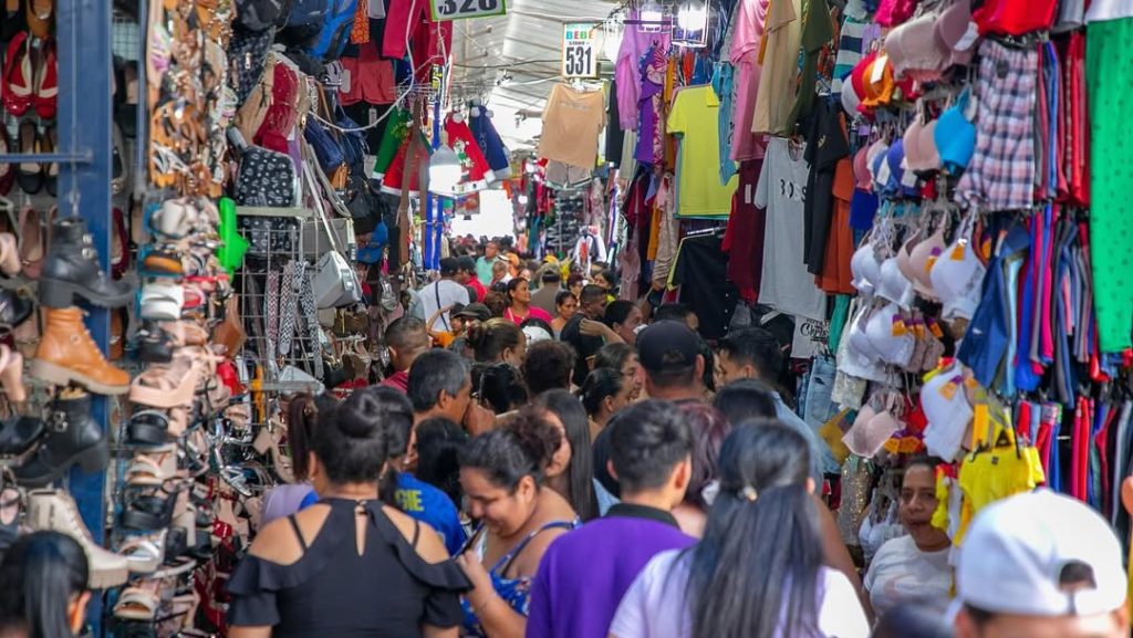 Portoviejo-vive-la-magia-de-la-Navidad-y-la-reactivacion-economica-con-el-Trineo-Regalon-de-la-Capital__Portoviejo-se-llena-de-espiritu-navideno-con-l_5.jpg
