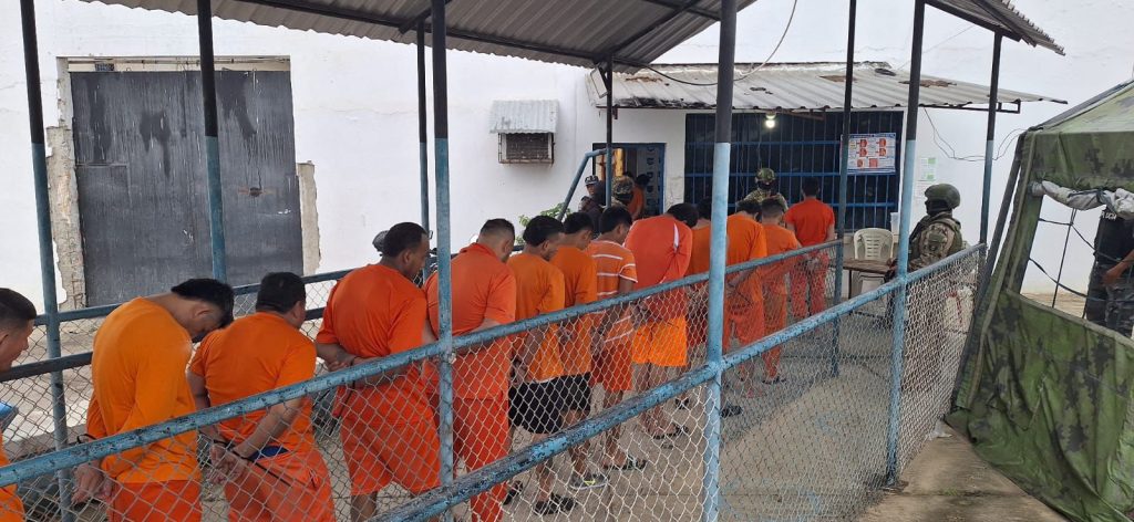 Autoridades trasladan 72 presos de cárcel de Jipijapa a Sucre