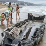 ❖ MANABÍ▮Restos del incendio en Manta aparecen en las playas de Crucita