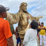 ❖ ECUADOR▮Hallan imagen de Cristo en la orilla de una playa de Palmar