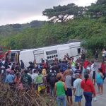 ❖ MANABÍ▮Bus interprovincial se volcó en Canoa y deja varios herid0s y f@ll3cidos