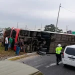 ❖ ECUADOR▮ Choque entre dos buses deja una persona f4ll3cida y varios h3ridos en Nobol