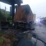 ❖ MANABÍ▮Conductor mu3re tras incendio de un tráiler en Chone