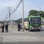 ❖ MANABÍ▮Funcionario municipal p!erde la v!da tras at4qu3 dentro de un bus en Portoviejo