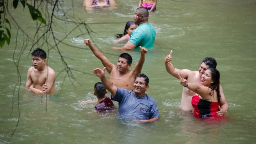 personas_disfrutan_el_carnaval_de_chone.jpeg_756620228