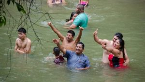personas_disfrutan_el_carnaval_de_chone.jpeg_756620228