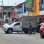 ❖ ECUADOR▮Joven es atacado a b4lazos mientras se encontraba en una barbería
