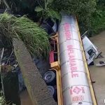 ❖ ECUADOR▮Tanquero de combustible cae al río Chigüe y conductor sobrevive