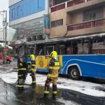 ❖ MANABÍ▮Bus de transporte urbano se incendia en Tarqui y deja daños materiales
