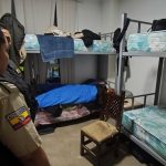 ❖ ECUADOR▮Investigan mu3rt3 de policía que se habría ahog@do con su vomito