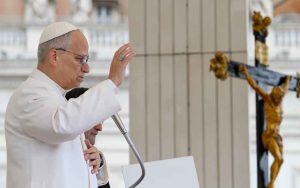 Papa_Leon_XIV_cruz_Vatican_Media_ljrfew