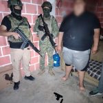 ❖ MANABÍ▮Apreh3nd3n a un hombre con una pist0l@ tr4umátic@ en Calceta