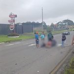 ❖ MANABÍ▮ Choque entre motocicleta y vehículo deja un h3r1d0 en El Carmen