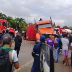 ❖ MANABÍ▮ 4CCID3NTE entre camión y vehículo repartidor de Coca-Cola en Chone deja d4ñ0s materiales